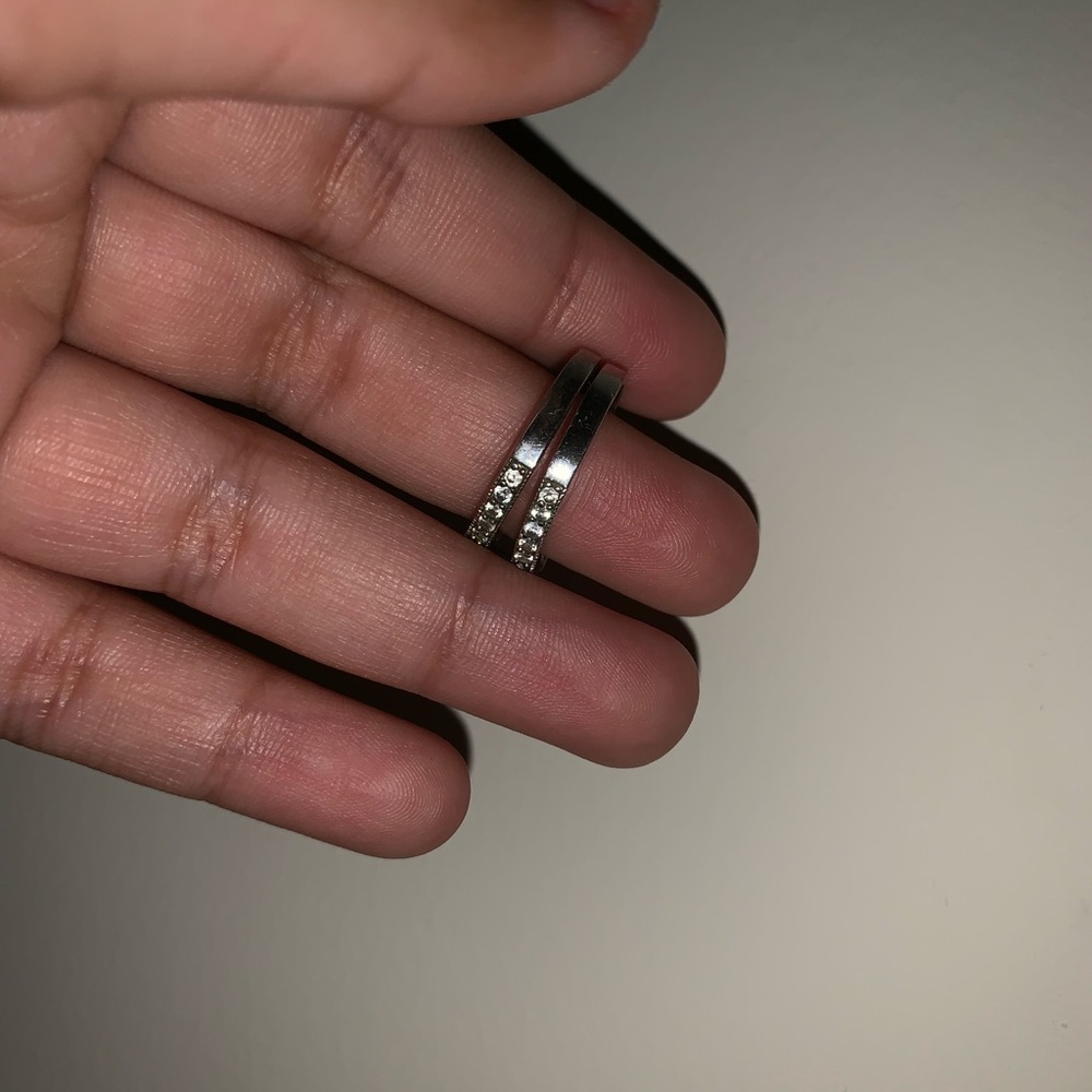 a silver ring - Picture 2 of 4